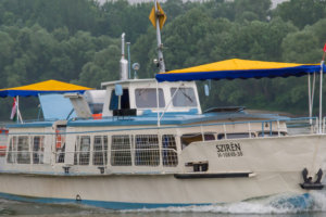 Szirén nevű hajó szeli a Dráva vizét