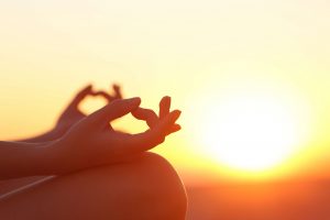 Meditáló kezek a naplementében