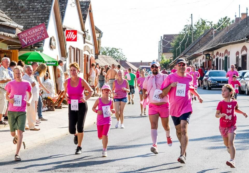 Rózsaszín ruhás futók Villány főutcáján