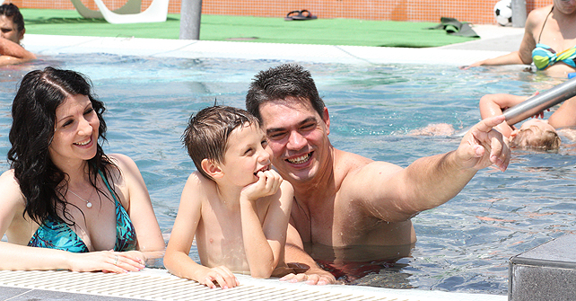 Család kisgyerekkel a Thermal Spa Siklós egyik medencéjében