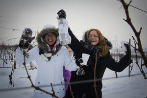 Két nevető nő a havas szőlők között