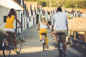 Egy társaság nyáron kerékpározik a villánykövesdi pincesoron