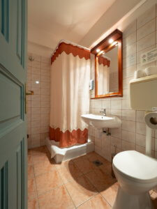 A villánykövesdi Hotel Cabernet egy szobájának zuhanyzója
